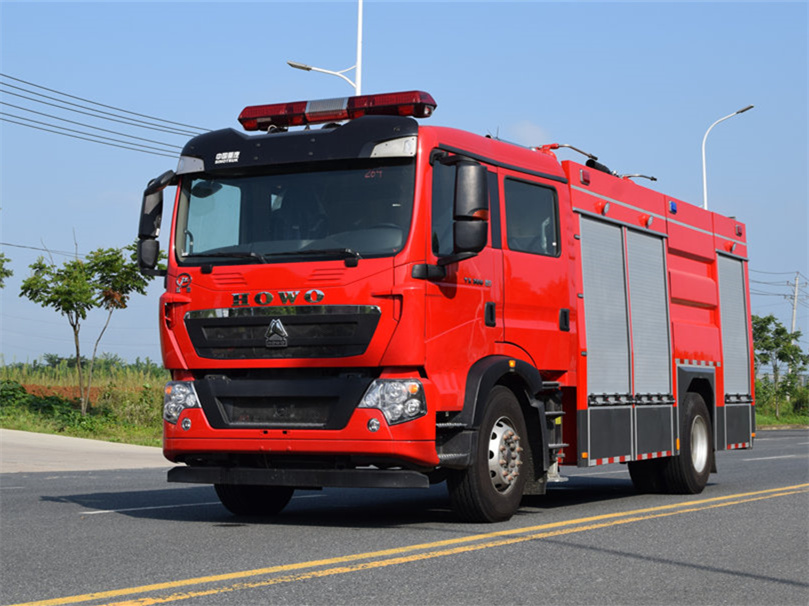7噸重汽干粉水聯(lián)用消防車(chē)